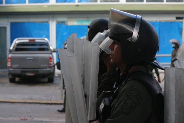 Disparos de lacrimógenas horizontales y demás atrocidades: La represión de la GNB en Bello Campo. Foto: Régulo Gómez / LaPatilla.com