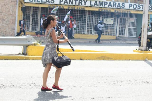 Reprimen a manifestantes que marchaban hacia el TSJ: Varios detenidos. Foto: Régulo Gómez