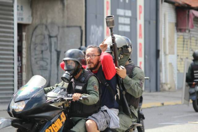 Reprimen a manifestantes que marchaban hacia el TSJ: Varios detenidos. Foto: Régulo Gómez