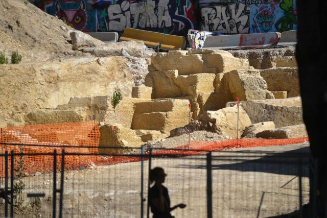 A picture taken on July 28, 2017 in Marseille, southern France, shows the area of a Ancient Greek quarry set to be classified as a historical monument after the mobilization of local residents. / AFP PHOTO / BERTRAND LANGLOIS