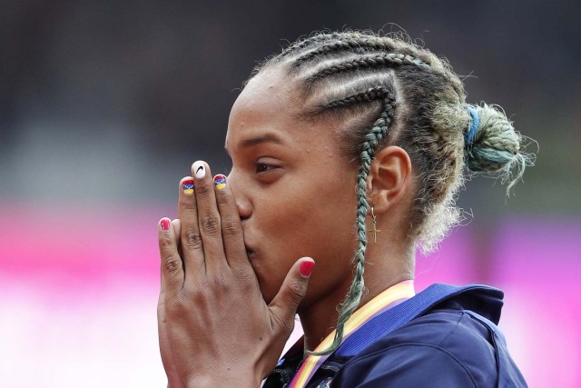 Gold medallist Venezuela's Yulimar Rojas poses on the podium during the victory ceremony for the women's triple jump athletics event at the 2017 IAAF World Championships at the London Stadium in London on August 8, 2017. / AFP PHOTO / Adrian DENNIS