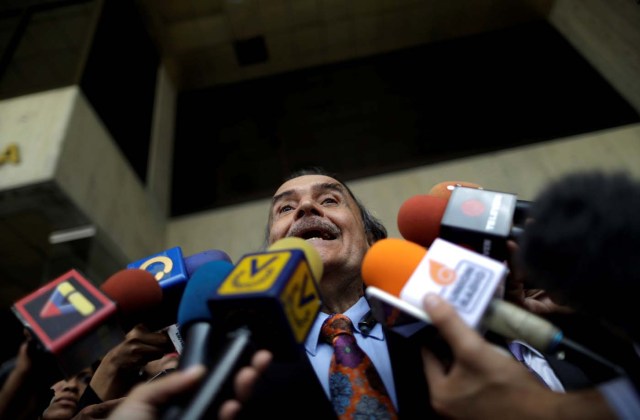 Omar Estacio, lawyer of opposition leader Antonio Ledezma, talks to journalists as he leaves the Supreme Court building in Caracas, Venezuela August 1, 2017. REUTERS/Ueslei Marcelino