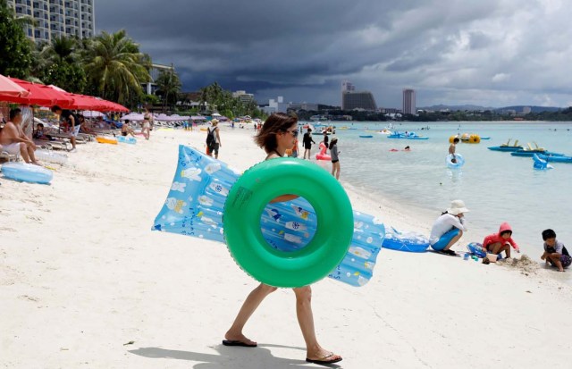 Tourists frolic along the Tumon beach on the island of Guam, a U.S. Pacific Territory, August 10, 2017. REUTERS/Erik De Castro TPX IMAGES OF THE DAY