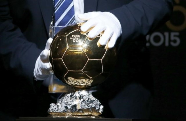 Imagen de archivo del Balón de Oro de la FIFA, premio al Mejor Jugador del Año, en exhibición durante una rueda de prensa en Zúrich, ene 11, 2016 REUTERS/Ruben Sprich