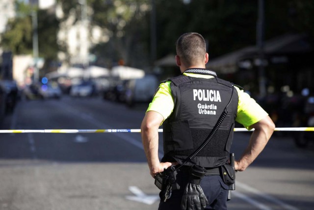 Un policía en una calle acordonada luego de que una fugoneta atropellara a decenas de personas cerca de la avenida Las Ramblas en Barcelona, España, ago 17, 2017 17, 2017. REUTERS/Stringer NO SE PERMITE SU REVENTA NI QUE SE ARCHIVE