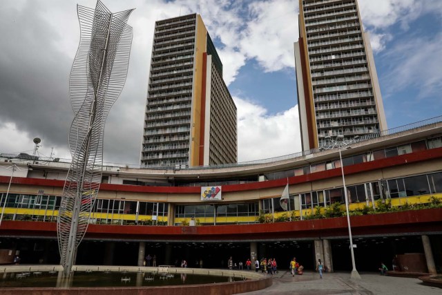 VNZ02. CARACAS (VENEZUELA), 02/08/2017.- Vista externa de la sede del Consejo Nacional Electoral (CNE) hoy, miércoles 2 de agosto de 2017, en Caracas (Venezuela). Luis Emilio Rondón, el único de las cinco autoridades del Poder Electoral venezolano que es crítico con el Gobierno, aseguró hoy que el organismo "está obligado" a aclarar el reporte hecho por Smartmatic, la empresa encargada del recuento de votos en el país, sobre "manipulación" en la votación del domingo. EFE/Miguel Gutiérrez