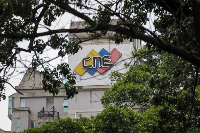 VNZ06. CARACAS (VENEZUELA), 02/08/2017.- Vista externa de la sede del Consejo Nacional Electoral (CNE) hoy, miércoles 2 de agosto de 2017, en Caracas (Venezuela). Luis Emilio Rondón, el único de las cinco autoridades del Poder Electoral venezolano que es crítico con el Gobierno, aseguró hoy que el organismo "está obligado" a aclarar el reporte hecho por Smartmatic, la empresa encargada del recuento de votos en el país, sobre "manipulación" en la votación del domingo. EFE/Miguel Gutiérrez