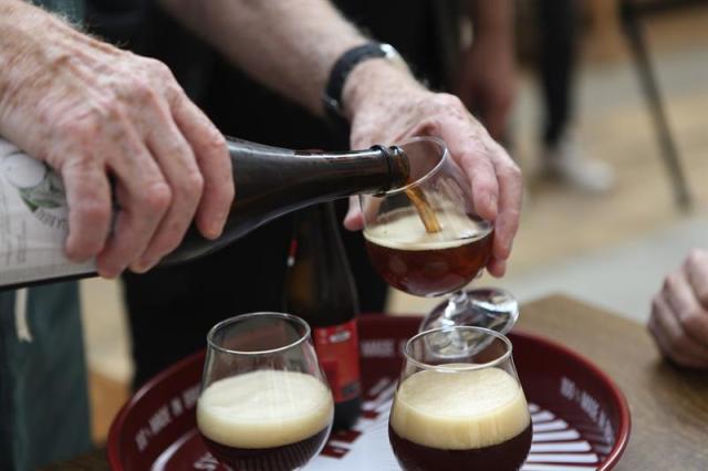 El Día Mundial de la Cerveza rinde hoy tributo a un brebaje alcohólico elaborado desde hace milenios a con agua, malta, lúpulo y levadura, receta que los maestros belgas han trabajado con tanto esmero desde la Edad Media que la Unesco protege su tradición como Patrimonio Cultural e Inmaterial de la Humanidad. En la imagen, un hombre sirve una cerveza en el Museo de la Cerveza de Schaerbeek, abierto hace 23 años en la comuna donde vivió el pintor surrealista René Magritte. El centro se encuentra en un barrio conocido por las cerezas a partir de las que se obtiene la kriek, una de las variedades del catálogo cervecero belga, junto con las rojas, las blancas, las de abadía, las regionales, las de fermentación espontánea... EFE/Javier Albisu