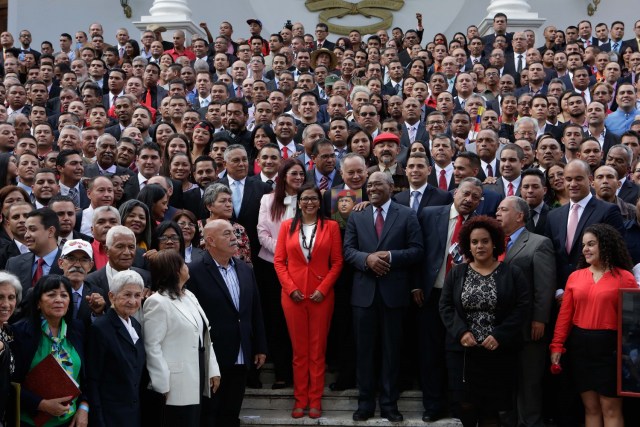 Representantes electos a la Asamblea Nacional Constituye posan para la foto oficial hoy, viernes 4 de agosto de 2017, en Caracas (Venezuela). La excanciller Delcy Rodríguez presidirá la Asamblea Nacional Constituyente (ANC) que se instaló hoy en Venezuela, integrada únicamente por representantes afines al Gobierno. EFE/Cristian Hernández