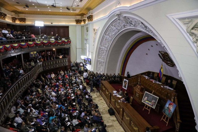 VZL03. CARACAS (VENEZUELA), 08/08/2017.- Vista general de la segunda sesión plenaria de la Asamblea Nacional Constituyente hoy, martes 8 de agosto de 2017, en Caracas (Venezuela). La Asamblea Nacional Constituyente de Venezuela, electa hace poco más de una semana y de composición oficialista, inició hoy una sesión para definir su funcionamiento como poder plenipotenciario, luego de haber tomado los espacios del Parlamento hasta ahora controlado por la oposición. En esta, su segunda plenaria desde que fue instalada, los constituyentes debatirán las normas de funcionamiento del cuerpo integrado por más de 500 asambleístas, y con poderes suficientes para refundar el Estado, redactar una nueva Constitución, sin que ningún otro poder público pueda oponerse. EFE/Miguel Gutiérrez