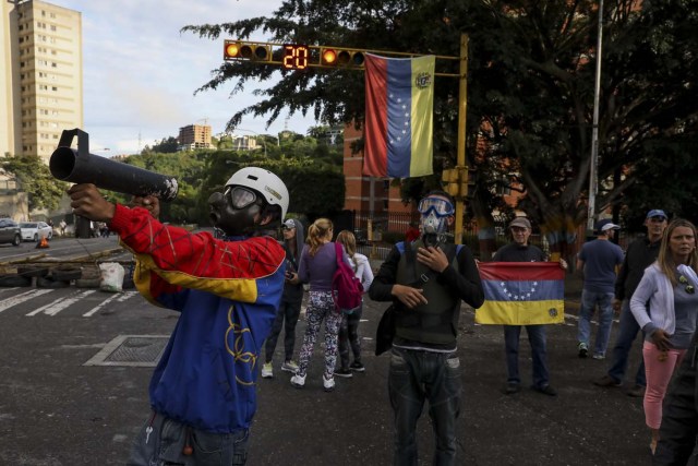 CAR03. CARACAS (VENEZUELA), 10/08/2017.- Un grupo de personas participa en una manifestación hoy, jueves 10 de agosto de 2017, en Caracas (Venezuela). El destituido alcalde opositor David Smolansky, autoridad local del municipio El Hatillo de Caracas, llamó hoy a los habitantes de esa localidad a protestar luego de que el Tribunal Supremo le destituyese y le condenará a 15 meses de prisión por permitir protestas y cierres de vías. EFE/Miguel Gutiérrez