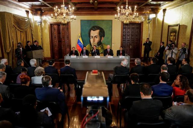 El canciller venezolano, Jorge Arreaza (c-fondo), preside una reunión con el cuerpo diplomático presente en Venezuela hoy, sábado 12 de agosto del 2017, en la sede de la Cancillería en Caracas (Venezuela). EFE/Miguel Gutiérrez