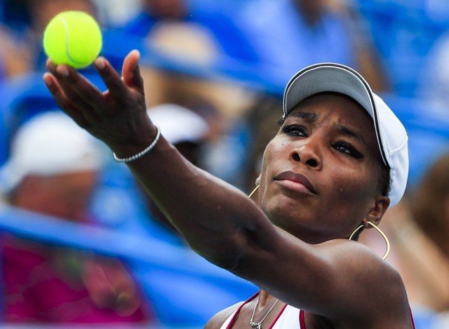 WIL01 MASON (ESTADOS UNIDOS), 16/08/2017.- La tenista estadounidense Venus Williams sirve la bola contra la australiana Ashleigh Barty durante su encuentro perteneciente al torneo Masters 1.000 de Cincinnati, en Mason, Ohio, Estados Unidos, hoy, 16 de agosto de 2017. EFE/Tannen Maury