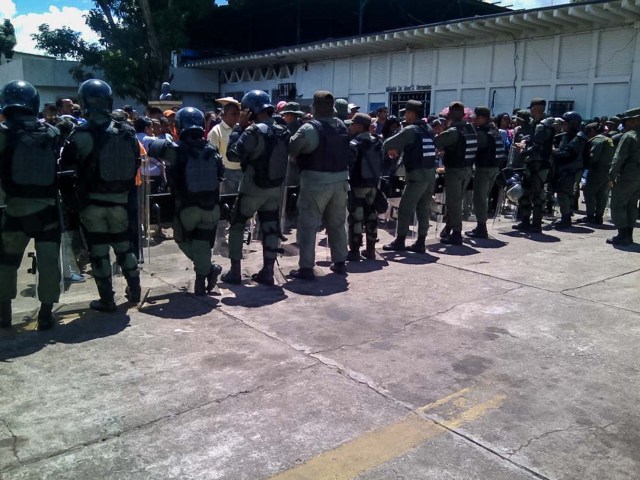 VEN10 - PUERTO AYACUCHO (VENEZUELA), 16/8/2017.- Funcionarios de la Guardia Nacional Bolivariana custodian las inmediaciones de la prisión de Puerto Ayacucho hoy, 16 de agosto del 2017, en la ciudad de Puerto Ayacucho, Venezuela. Al menos 37 personas murieron y 14 funcionarios resultaron heridos durante la toma de una prisión en el estado Amazonas, al sur de Venezuela, informó hoy el Ministerio Público (MP). EFE/Pedro zapata