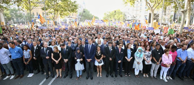 GRA186. BARCELONA, 26/08/2017.- Fotografía facilitada por la Generalitat de Cataluña, del rey Felipe, el presidente del Gobierno, Mariano Rajoy; el presidente catalán, Carles Puigdemont, y la alcaldesa de Barcelona, Ada Colau, entre otros, durante la manifestación contra el terrorismo que bajo el lema "No tinc por" (No tengo miedo) recorre hoy las calles de Barcelona. EFE/Jordi Bedmar Pascual