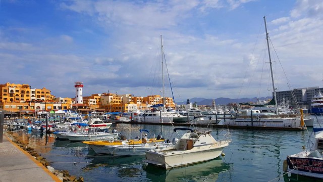 MEX01. LOS CABOS (MÉXICO), 29/08/2017.- Vista general del 27 de agosto de 2017, de La Marina de Cabo San Lucas, en Los Cabos, en el estado de Baja California (México). Los Cabos se ha convertido en el destino turístico de mayor lujo de México, con un plan de expansión hasta 2021 que incluye la construcción de nuevos hoteles y una oferta de servicios marcada por la exclusividad, según el Fideicomiso de Turismo de Los Cabos. El plan 2017-2021 incluye la construcción de 5.213 habitaciones con el común denominador del lujo como principal atractivo y servicios "todo incluido" en hoteles relativamente pequeños, con una media de 300 habitaciones que buscan un trato personalizado y exclusivo a los clientes, explicó hoy a Efe un portavoz de la institución. EFE/Rosa López