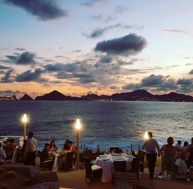 MEX02. LOS CABOS (MÉXICO), 29/08/2017.- Vista general de un atardecer del 27 de agosto de 2017, desde el Restaurante Sunset Mona Lisa, en Los Cabos, en el estado de Baja California (México). Los Cabos se ha convertido en el destino turístico de mayor lujo de México, con un plan de expansión hasta 2021 que incluye la construcción de nuevos hoteles y una oferta de servicios marcada por la exclusividad, según el Fideicomiso de Turismo de Los Cabos. El plan 2017-2021 incluye la construcción de 5.213 habitaciones con el común denominador del lujo como principal atractivo y servicios "todo incluido" en hoteles relativamente pequeños, con una media de 300 habitaciones que buscan un trato personalizado y exclusivo a los clientes, explicó hoy, martes 29 de agosto de 2017, a Efe un portavoz de la institución. EFE/Rosa López