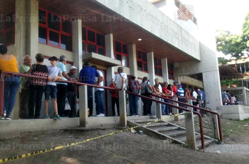 Hasta tres horas pasan los larenses para pagar la luz