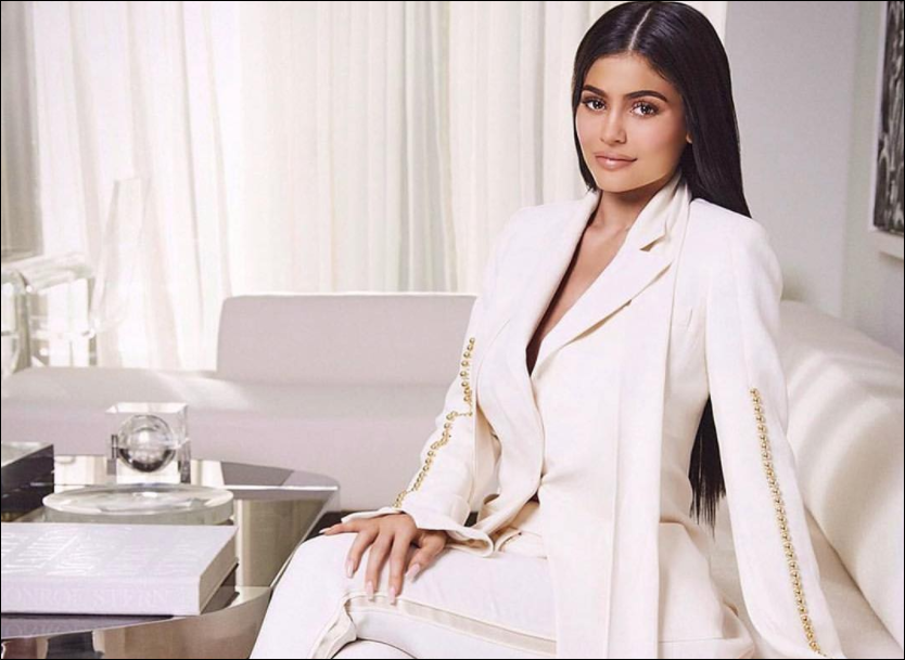 Kylie Jenner consiguió una millonada con su empresa y lo celebró con un bikinazo explosivo