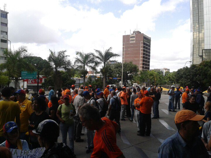 Opositores comienzan a concentrarse en Parque Cristal #12Ago