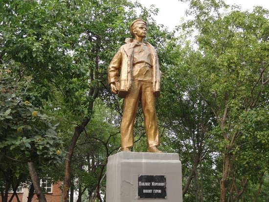 Estatua dePavel Morózov en Istok, Rusia / cortesía