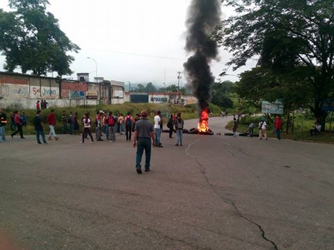 Protesta en Santa Teresa del Tuy por aumento del pasaje #3Ago (fotos y video)