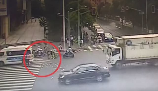 Foto: Una ráfaga de viento arrasa con los billetes de un hombre y la reacción de los transeúntes te sorprenderá 