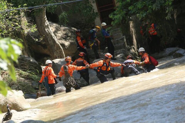 Labores de rescate y búsqueda en Romerito y Choroní, estado Aragua // Foto ? @galindojorgemij 