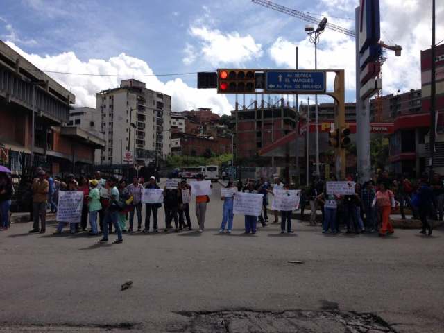 Foto: Protesta trabajadores Gob. Miranda. Av. Rómulo Gallegos, unicentro El Marqués /  @lirioperezpetit 