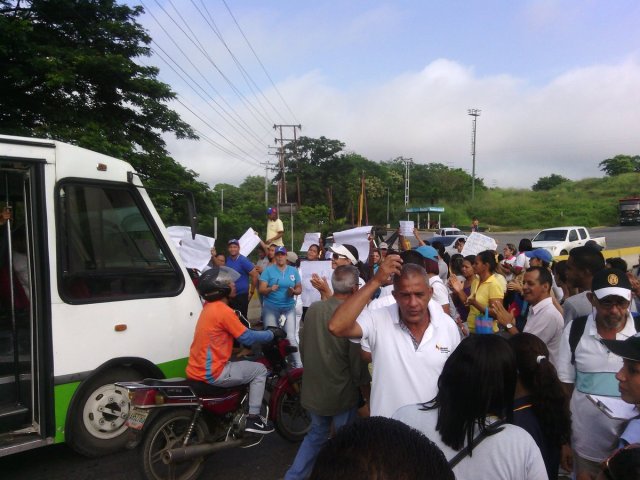 Foto: Trabajadores de la  gobernación de Miranda protestan para exigir  pago de deuda al gobierno Nacional  / Cortesía