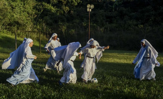 Fellow nuns of Maria Valentina de los Angeles, of the ?Comunicadoras Eucaristicas del Padre Celestial? (Eucharistic Communicators of the Celestial Father) congregation, play football at a convent in the outskirts of Cali, Colombia, on July 17, 2017. Nun Maria Valentina de los Angeles ?who wears tennis shoes, raps and already participated in a reality show- will see her dream of singing to Pope Francis come true during his visit to Colombia. / AFP PHOTO / Luis ROBAYO / TO GO WITH AFP STORY BY RODRIGO ALMONACID