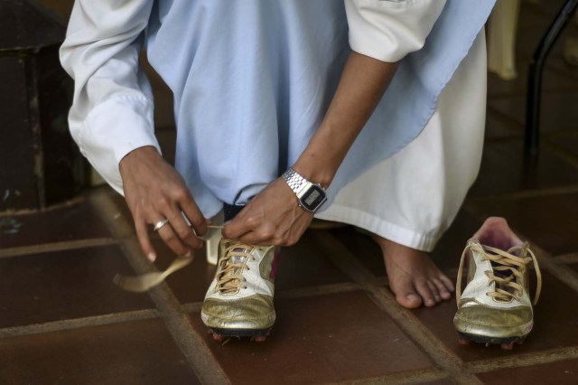 A fellow nun of Maria Valentina de los Angeles, of the Comunicadoras Eucaristicas del Padre Celestial (Eucharistic Communicators of the Celestial Father) congregation, prepares to play football at a convent in the outskirts of Cali, Colombia, on July 17, 2017. Nun Maria Valentina de los Angeles who wears tennis shoes, raps and already participated in a reality show- will see her dream of singing to Pope Francis come true during his visit to Colombia. / AFP PHOTO / Luis ROBAYO / TO GO WITH AFP STORY BY RODRIGO ALMONACID