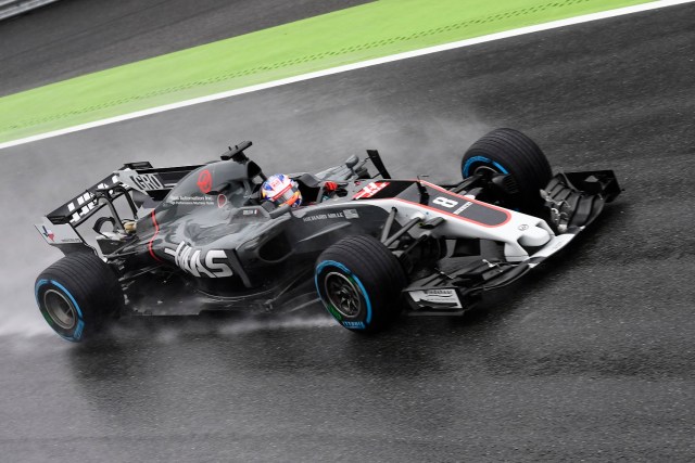 Haas F1's French driver Romain Grosjean drives during the qualifying session at the Autodromo Nazionale circuit in Monza on September 2, 2017 ahead of the Italian Formula One Grand Prix. / AFP PHOTO / Miguel MEDINA