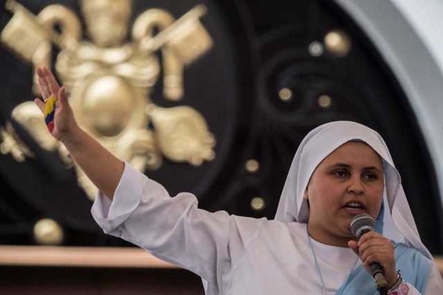 Nun Maria Valentina de los Angeles, of the ?Comunicadoras Eucaristicas del Padre Celestial? (Eucharistic Communicators of the Celestial Father) congregation, sings during a concert together with the group MCU Musicos Catolicos Unidos in Cali, Colombia, on September 2, 2017. Nun Maria Valentina de los Angeles ?who wears tennis shoes, raps and already participated in a reality show- will see her dream of singing to Pope Francis come true during his visit to Colombia. / AFP PHOTO / Luis ROBAYO / TO GO WITH AFP STORY BY RODRIGO ALMONACID