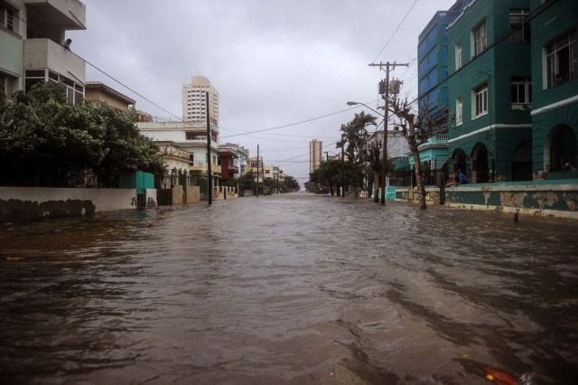 View of flooded streets during the passage of Hurricane Irma in Havana, on September 9, 2017. Irma's blast through the Cuban coastline weakened it to a Category Three, but it is still packing winds of 125 miles (200 kilometer) per hour. / AFP PHOTO / YAMIL LAGE