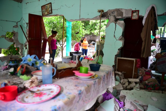 A house severely damaged by Thursday night's 8.2-magnitude quake, in Juchitan, Oaxaca, Mexico, on September 10, 2017. Rescuers pulled bodies from the rubble and grieving families carried coffins through the streets Saturday after Mexico's biggest earthquake in a century killed 65 people. / AFP PHOTO / RONALDO SCHEMIDT