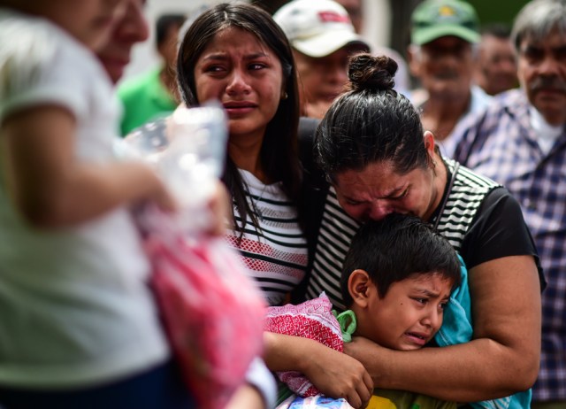 Relatives and friends accompany to the cemetery the remains of a victim of Thursday night's 8.2-magnitude quake, in Juchitan, Oaxaca, Mexico, on September 10, 2017. Rescuers pulled bodies from the rubble and grieving families carried coffins through the streets Saturday after Mexico's biggest earthquake in a century killed 65 people. / AFP PHOTO / RONALDO SCHEMIDT