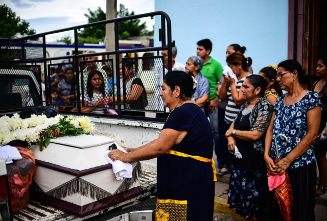 Relatives and friends accompany to the cemetery the remains of a victim of Thursday night's 8.2-magnitude quake, in Juchitan, Oaxaca, Mexico, on September 10, 2017. Rescuers pulled bodies from the rubble and grieving families carried coffins through the streets Saturday after Mexico's biggest earthquake in a century killed 65 people. / AFP PHOTO / RONALDO SCHEMIDT