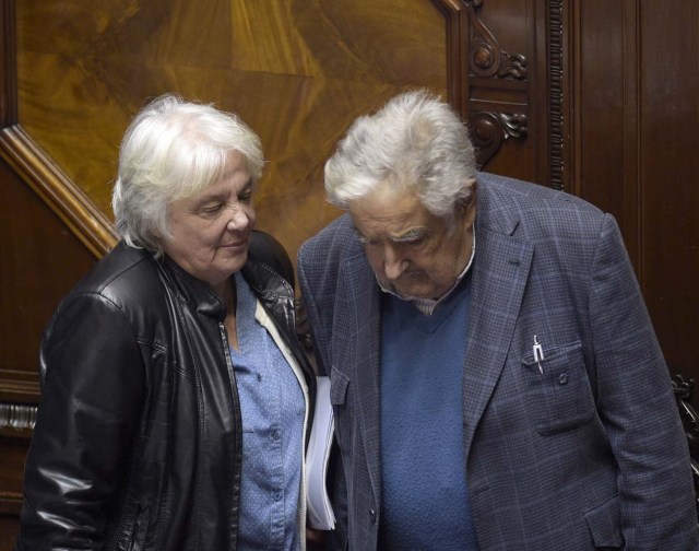 Uruguay's new vice-president Lucia Topolansky (L) talks with her husband, senator and former president Jode Mujica, after the swearing-in ceremony in Montevideo, on September 13, 2017. Topolansky replaces Raul Sendic, who resigned on Saturday over allegations he used public money for personal shopping. / AFP PHOTO / MIGUEL ROJO