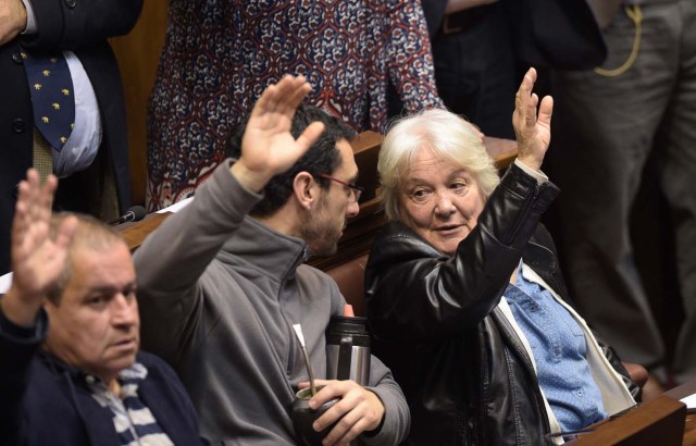 Uruguay's new vice-president Lucia Topolansky (R) raises her hand to vote before her swearing-in ceremony in Montevideo, on September 13, 2017. Topolansky replaces Raul Sendic, who resigned on Saturday over allegations he used public money for personal shopping. / AFP PHOTO / MIGUEL ROJO