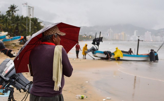 Fishermen take their boats out of the sea in anticipation of the arrival of hurricane Max in Acapulco, Guerrero state, Mexico on September 14, 2017.  Hurricane Max formed off the southwestern coast of Mexico on Thursday, triggering warnings of life-threatening storm conditions for a long stretch of coastal communities including the resort city of Acapulco, forecasters said. / AFP PHOTO / FRANCISCO ROBLES