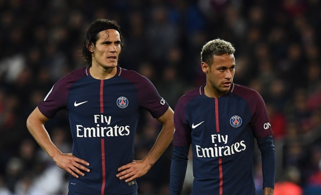 Los delanteros del PSG, Edinson Cavani y Neymar.  / AFP PHOTO / FRANCK FIFE