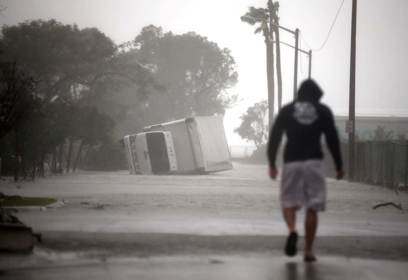 Debilitado pero todavía potente, Irma sigue azotando Florida