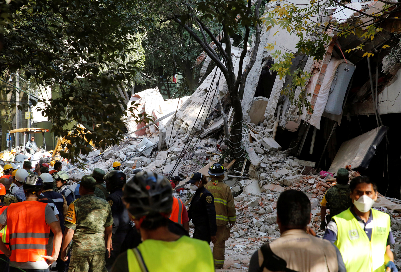 Venezuela habilita central telefónica para los “criollos” afectados por el terremoto en México