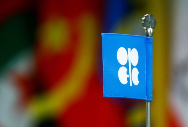Se ve una bandera con el logotipo de la Organización de Países Exportadores de Petróleo (OPEP) durante una reunión de la Organización de Países Exportadores de Petróleo (OPEP) y países productores no pertenecientes a la OPEP en Viena, Austria, 22 de septiembre de 2017. REUTERS / Leonhard Foeger