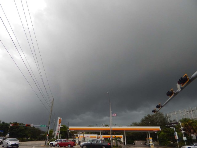 MIA13 - MIAMI (FL, EEUU), 09/09/2017.- Vista del cielo hoy, sábado 9 de septiembre 2017, en Miami, Florida (Estados Unidos), unas horas antes de la llegada del huracán Irma. Las primeras lluvias asociadas al huracán Irma llegaron hoy a Miami, donde se espera que las condiciones climáticas empeoren con el paso de las horas y se aproxime este ciclón de categoría 4, que podría tocar tierra en el sur de Florida, la próxima madrugada. EFE/Latif Kassidi