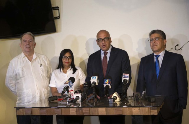 STO45. SANTO DOMINGO (REPÚBLICA DOMINICANA), 27/09/2017.- El exembajador Roy Chaderton (i), la presidenta de la Asamblea Nacional Constituyente (ANC) de Venezuela, Delcy Rodríguez (2i), Jorge Rodríguez (2d) y Elías Jaua, ambos miembros de la delegación gubernamental venezolana ofrecen una conferencia de prensa hoy, miércoles 27 de septiembre de 2017, en Santo Domingo (República Dominicana), donde se refieren al proceso de diálogo con la oposición, el cual se inició hace casi dos semanas y debió continuar hoy. El canciller dominicano, Miguel Vargas, dijo hoy que es "muy seguro" de que esta misma semana el Gobierno venezolano y la oposición volverán a reunirse en Santo Domingo, para continuar con su búsqueda de alcanzar una salida "estable, democrática y pacífica" a la crisis en ese país. EFE/Orlando Barría