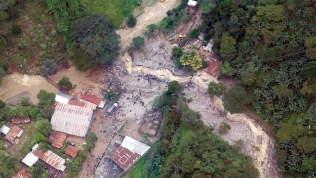 Fotografía aérea cedida del lugar de un alud en donde una mujer y un bebé, de unos ocho meses, son las dos víctimas de los que hasta el momento se tiene registro. EFE