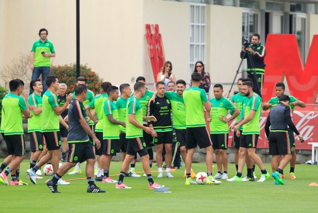 MEX502. CIUDAD DE MÉXICO (MÉXICO), 10/06/2017. Los jugadores de la selección mexicana de fútbol entrenan hoy, sábado 10 de junio de 2017, en Ciudad de México (México). México se enfrentará a Estados Unidos el próximo domingo en el Estadio Azteca, como parte de la eliminatoria mundialista de la Concacaf. EFE/Mario Guzmán