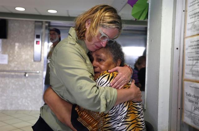 Foto:  La alcaldesa de San Juan, Carmen Yulín Cruz , abraza a una mujer durante su visita a un hogar de ancianos, a dos días del paso del huracán María, en San Juan de Puerto Rico. 